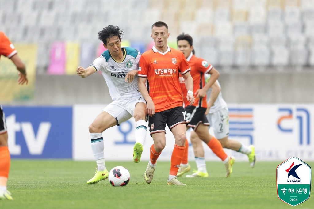 3日、華城（ファソン）総合競技タウンの主競技場で行われたハナ銀行Kリーグ2·2026·10ラウンドの華城FCと安山（アンサン）グリーナスの試合、ボールの競り合いを繰り広げている華城プラナ（右）と安山（アンサン）のチョ·ジフン。 /写真=韓国プロサッカー連盟提供
