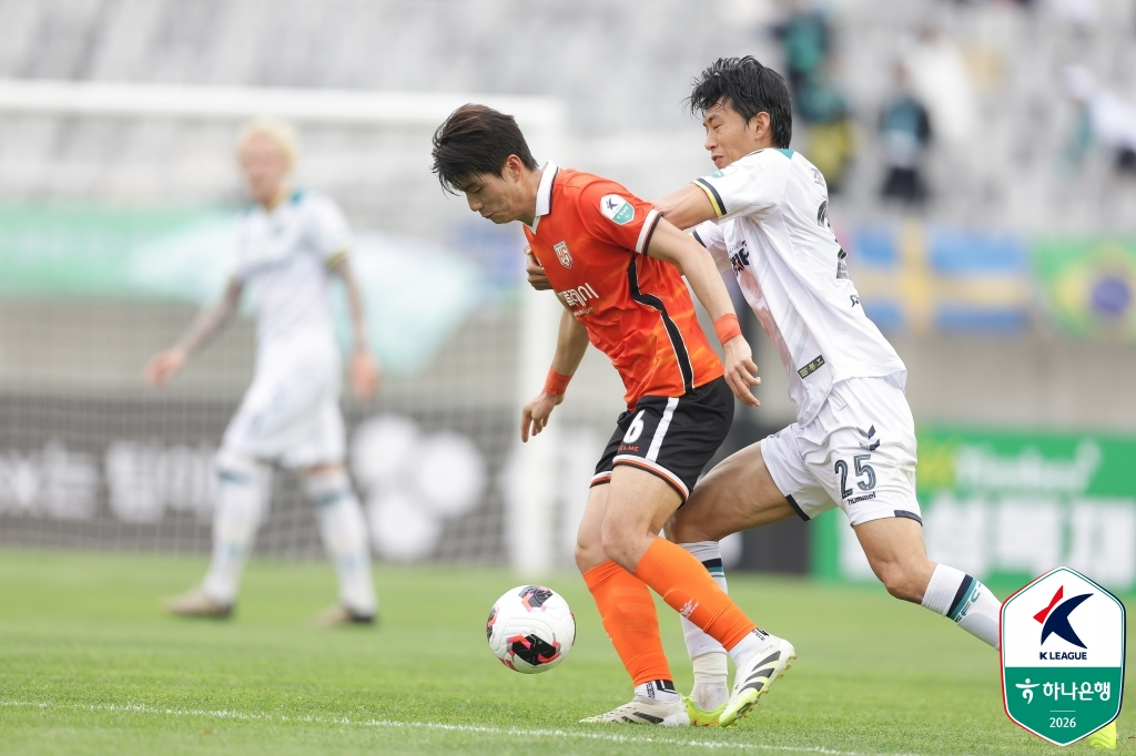 3日、華城（ファソン）総合競技タウンの主競技場で行われたハナ銀行Kリーグ2·2026·10ラウンドの華城FCと安山（アンサン）グリーナスの試合、ボール争いを繰り広げている華城の金ジョンミン（左）と安山のチョ·ジフン。 /写真=韓国プロサッカー連盟提供
