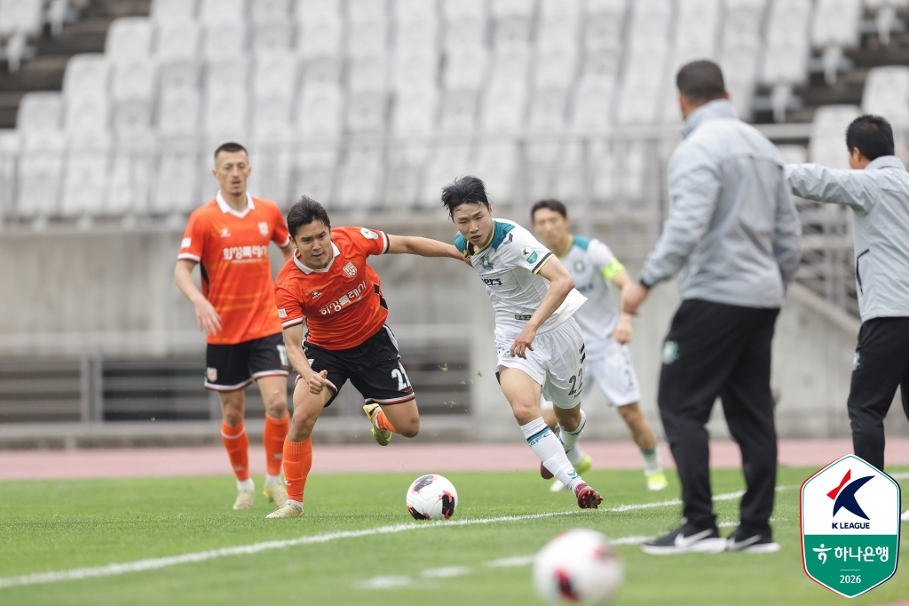 3日、華城（ファソン）総合競技タウンの主競技場で行われたハナ銀行Kリーグ2·2026·10ラウンドの華城FCと安山（アンサン）グリーナスの試合、ボールの競り合いを繰り広げている華城の金デファン（左）と安山のチン·ホジン。 /写真=韓国プロサッカー連盟提供