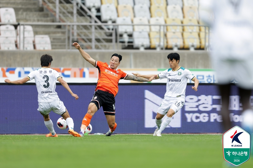 3日、華城（ファソン）総合競技タウンの主競技場で行われたハナ銀行Kリーグ2·2026·10ラウンドの華城FCと安山（アンサン）グリーナスの試合、ボールの競り合いを繰り広げている華城の金ビョンオ（中央）と安山のカン·ドンヒョン。 /写真=韓国プロサッカー連盟提供