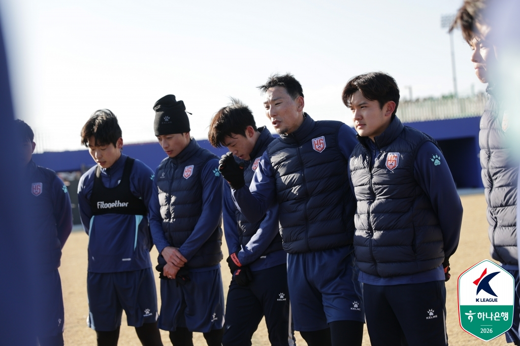 Hwaseong FC's Kim Byung-oh is talking to his younger teammates before training. /Photo=Korea Professional Football League