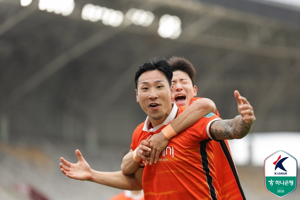 Hwaseong FC's Kim Byung-oh celebrates a goal during the match against Ansan Greeners held at Hwaseong Comprehensive Sports Town's main stadium on the 3rd. /Photo=Korea Professional Football League