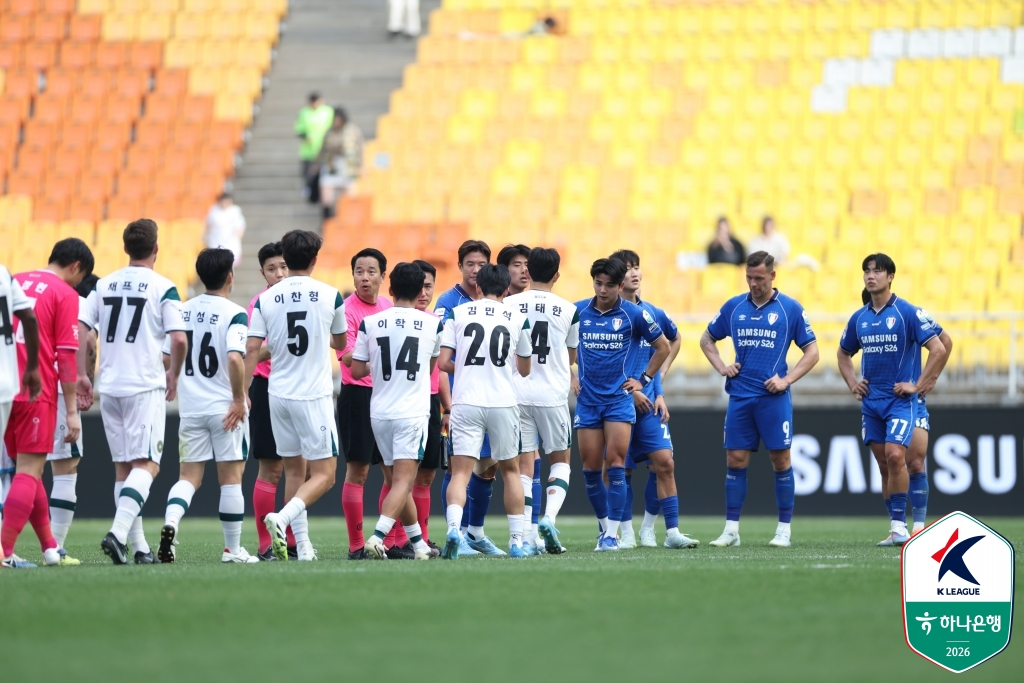 金浦（キムポ）FCの選手たち（白いユニフォーム）。 /写真=韓国プロサッカー連盟提供