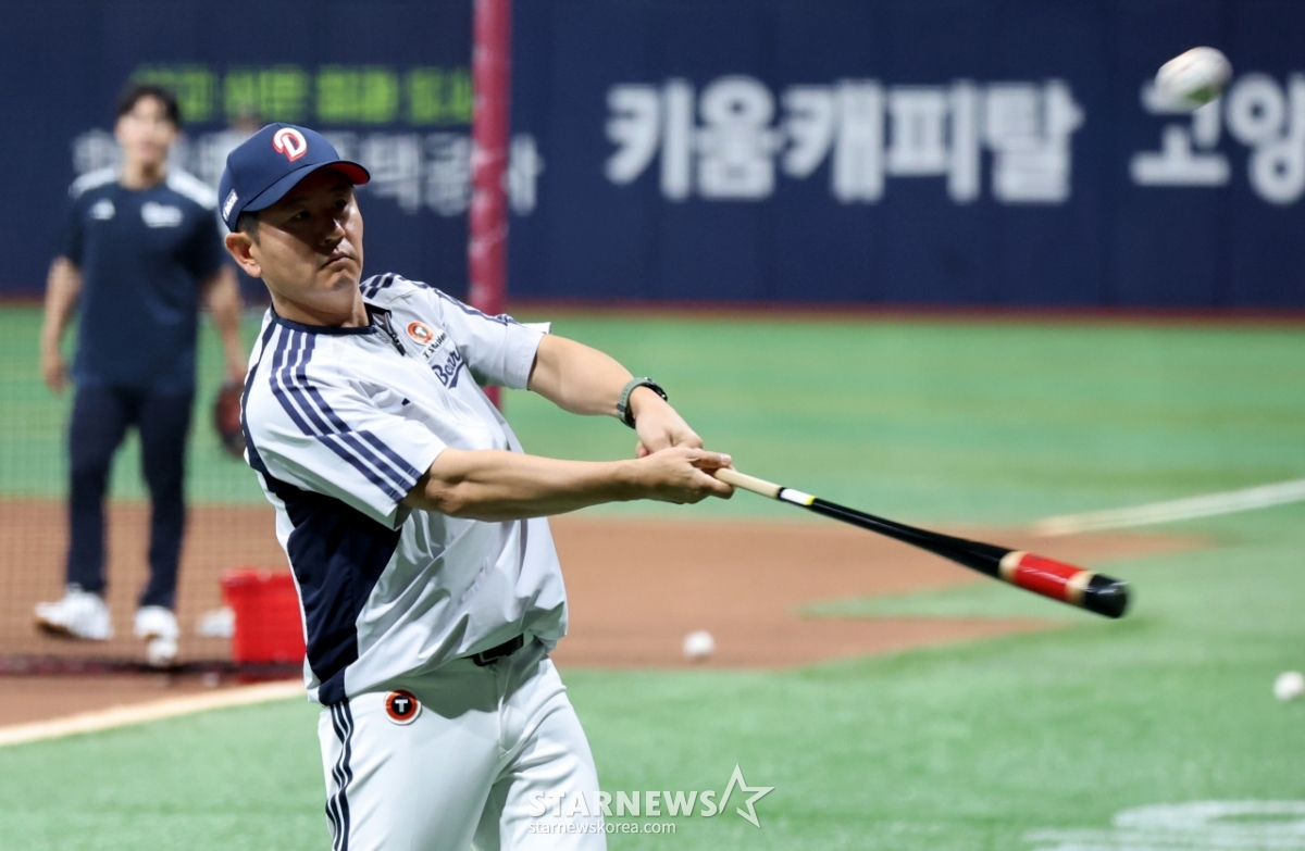 [포토]'상승세를 이어라' 펑고 쳐주는 손시헌 코치