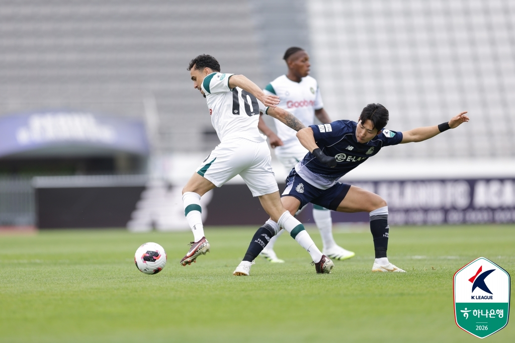 Luane (left) and Park Chang-hwan. /Photo=Korea Professional Football League
