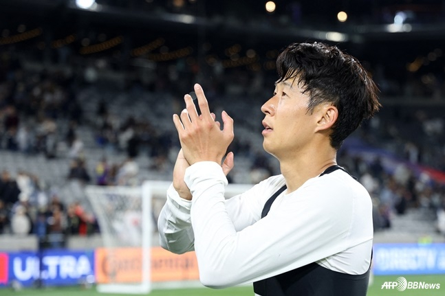 Son Heung Min đang vỗ tay cho khán giả sau khi trận đấu vòng 11 của giải đấu lớn 2026 (MLS) được tổ chức tại sân vận động Snapdragon San Diego, California vào ngày 3 (giờ Hàn Quốc). /AFPBBNews = Tin tức 1