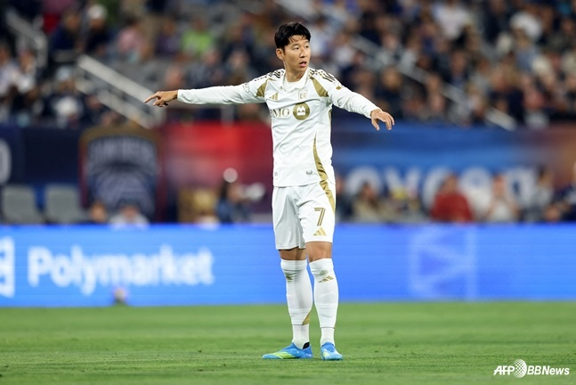 Son Heung Min đang chỉ thị bằng cử chỉ tay trong trận đấu vòng 11 của giải đấu lớn 2026 (MLS) được tổ chức tại sân vận động Snapdragon San Diego, California vào ngày 3 (giờ Hàn Quốc). /AFPBBNews = Tin tức 1