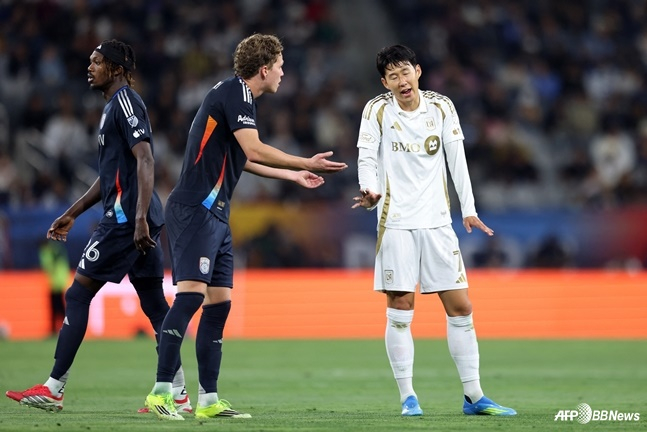 Son Heung-min (phải) đang nói chuyện với đối thủ trong trận đấu vòng 11 của giải đấu lớn 2026 (MLS) được tổ chức tại sân vận động Snapdragon San Diego, California vào ngày 3 (giờ Hàn Quốc). /AFPBBNews = Tin tức 1