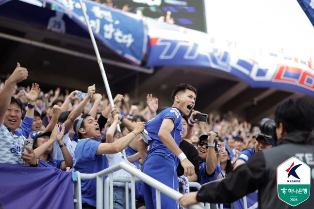 Heise celebrates with fans after scoring the winning goal against Busan IPark. /Photo=Korea Professional Football League