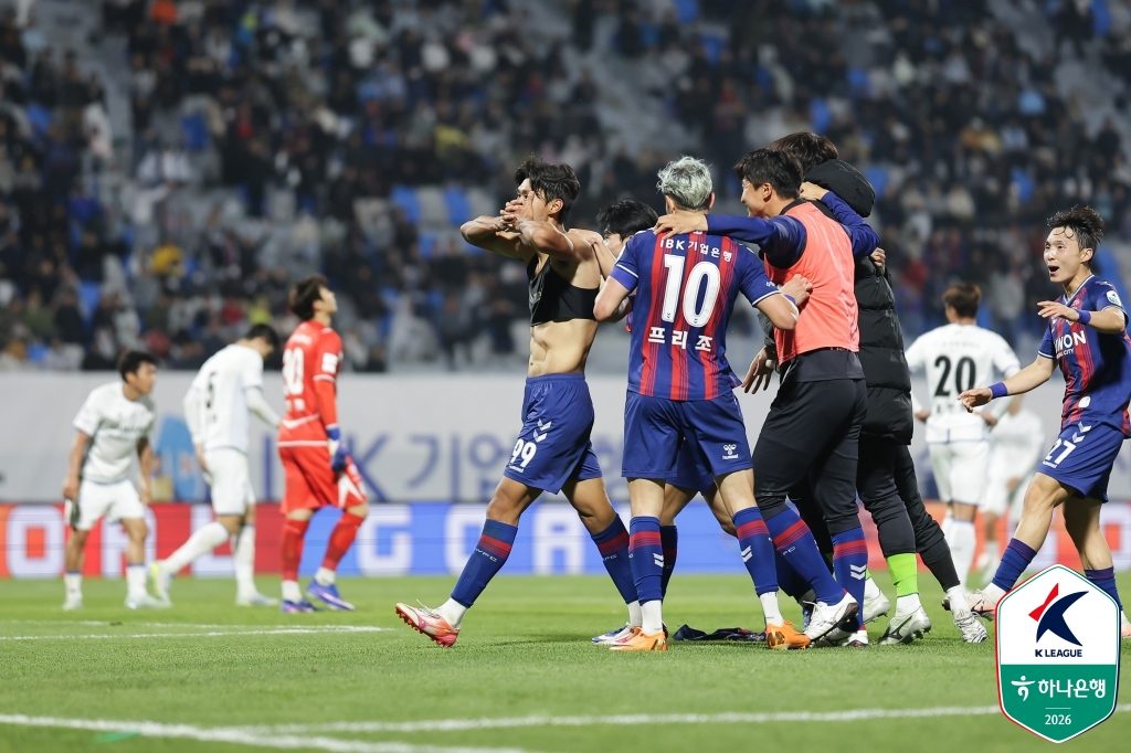 '05년생 하정우 멀티골' 수원FC, 수원 삼성 3-1 격파... '이정효호' 2패째 [수원 현장리뷰]