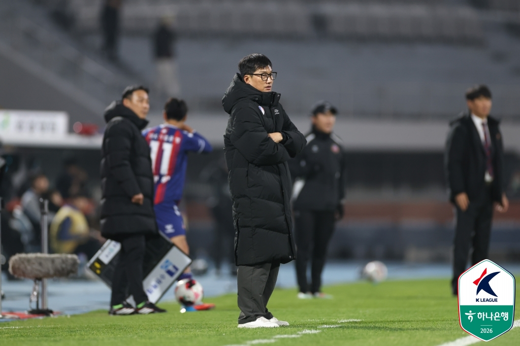 Huấn luyện viên Lee Jung-hyo của Suwon Samsung đang theo dõi trận đấu Suwon FC. /Ảnh = Liên đoàn bóng đá chuyên nghiệp Hàn Quốc cung cấp