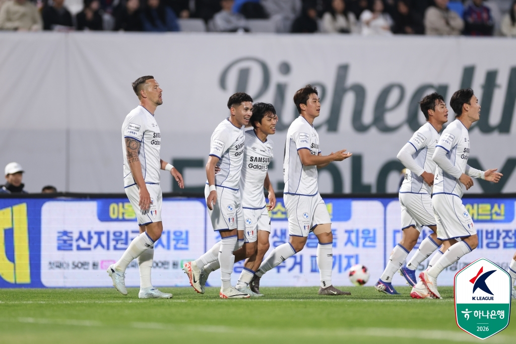 Go Seung Bum (giữa) đang vui mừng ghi bàn mở tỷ số trước Suwon FC. /Ảnh = Liên đoàn bóng đá chuyên nghiệp Hàn Quốc cung cấp