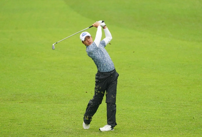 Song Min-hyeok hits an iron shot during the fourth round of the 45th GS Caltex Maeil Business Newspaper (MK) Open golf tournament (total prize money 1.3 billion won) held on the 3rd at South Seoul Country Club (par 71) in Seongnam, Gyeonggi Province. /Photo=Korea Golf Association