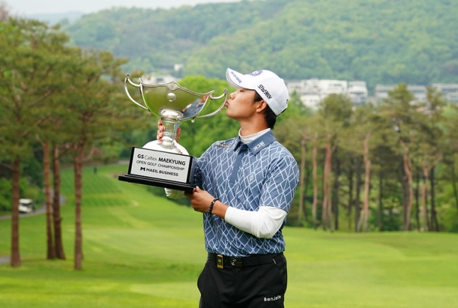Song Min-hyeok kisses the trophy after winning the 45th GS Caltex Maeil Business Newspaper (MK) Open golf tournament (total prize money 1.3 billion won) held on the 3rd at South Seoul Country Club (par 71) in Seongnam, Gyeonggi Province. /Photo=Korea Golf Association