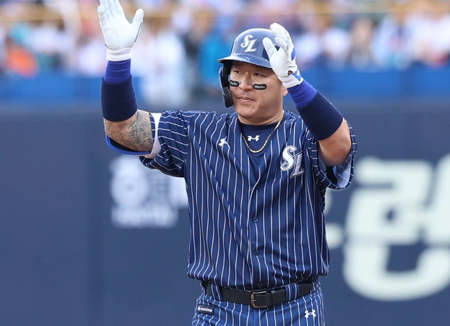 Choi Hyung-woo's appearance immediately after hitting his 2,623rd hit. /Photo=Samsung Lions