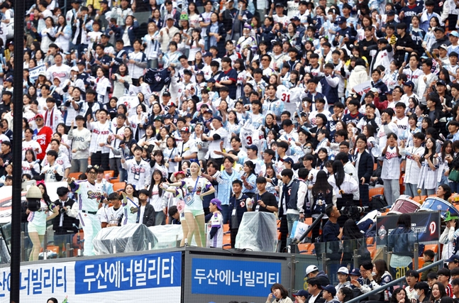 2025年5月5日に応援している斗山応援団。 /写真=斗山ベアーズ