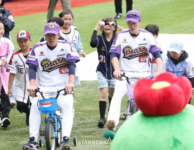 20~25シーズンの子どもの日のマッチアップで、金ミンソク（左）と朴ジフンがミニイベントに参加している。 /写真=キム·ジンギョン待機者