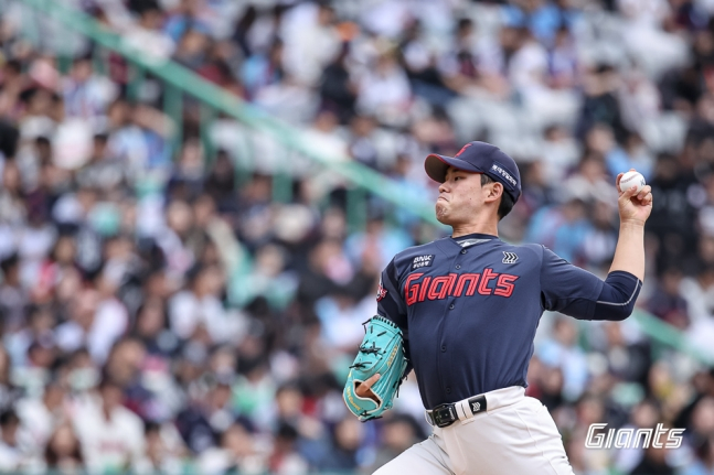 Lotte Giants' Kim Jin-wook is pitching with great effort after making a start against SSG Landers on the 2nd. /Photo=Lotte Giants