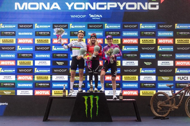 Lễ trao giải WHOOP UCI Mountain Bike World Series 2026. /Ảnh = World Series xe đạp leo núi WHOOP UCI cung cấp vào năm 2026.