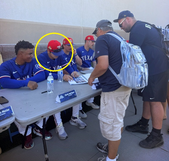 Texas Kim Sung-jun (yellow circle) is signing autographs for local fans at the 2026 MLB Spring Breakout event held in Arizona, USA, last March. /Photo=Provided by Kim Sung-jun's representative