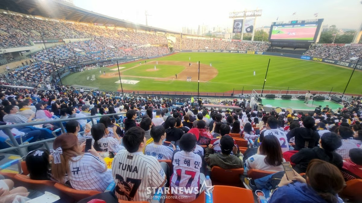  2026KBOリーグLGツインズとNCダイノスの試合が1日、ソウル蚕室野球場で満員の観衆の前で繰り広げられた。 /写真=キム·ジンギョン待機者