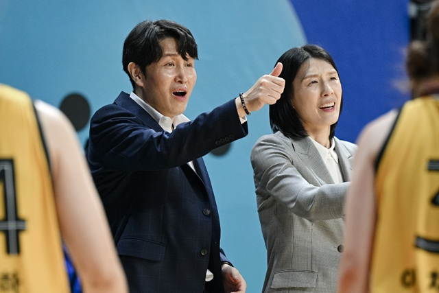 牙山（アサン）ウリィ銀行のウィ·ソンウ総監督（左）とチョン·ジュウォン新任監督。 /写真=WKBL提供