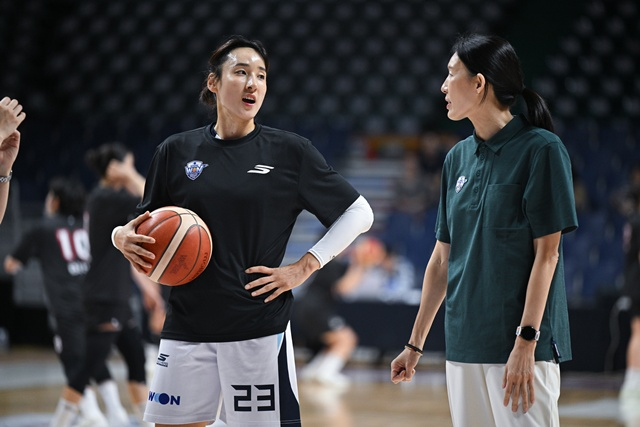 牙山（アサン）ウリィ銀行のエース、金ダンビ（左）とチョン·ジュウォン新任監督。 /写真=WKBL提供