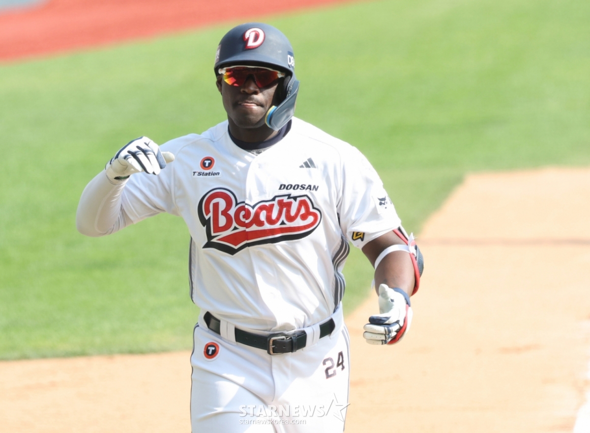 The 2026 Shinhan SOL KBO League Doosan Bears vs. KIA Tigers game was held on the 19th at Seoul Jamsil Baseball Stadium. Doosan Cameron hit a one-run home run to left field against KIA Hwang Dong-ha in the bottom of the sixth inning with no outs and crossed home plate. /Photo=Chief correspondent Kim Jin-kyung