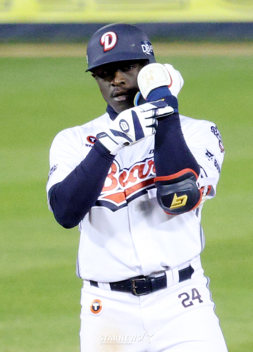 The 2026 Shinhan SOL KBO League Doosan Bears vs. Kiwoom Heroes game was held on the 7th at Seoul Jamsil Baseball Stadium. Doosan Cameron hit a double to right-center field in the bottom of the sixth inning with one out and first base occupied, reached base, and performed a ceremony. /Photo=Chief correspondent Kim Jin-kyung