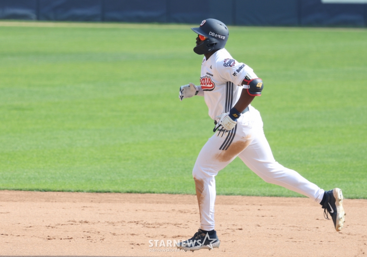 The 2026 Shinhan SOL KBO League Doosan Bears vs. KIA Tigers game was held on the 19th at Seoul Jamsil Baseball Stadium. Doosan Cameron hit a one-run home run to left field in the bottom of the sixth inning with no outs and crossed home plate. /Photo=Chief correspondent Kim Jin-kyung