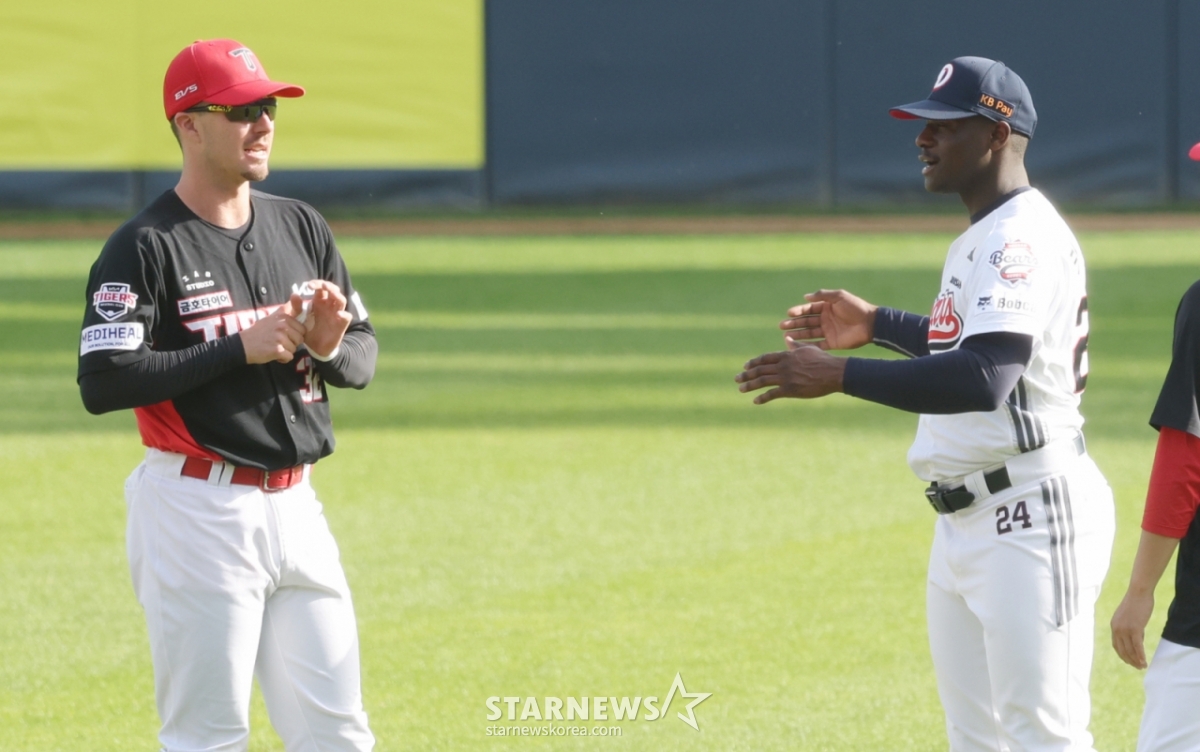 The 2026 Shinhan SOL KBO League Doosan Bears vs. KIA Tigers game was held on the 18th at Seoul Jamsil Baseball Stadium. Doosan Cameron (right) is seen talking with KIA Dale in the outfield before the game. /Photo=Chief correspondent Kim Jin-kyung