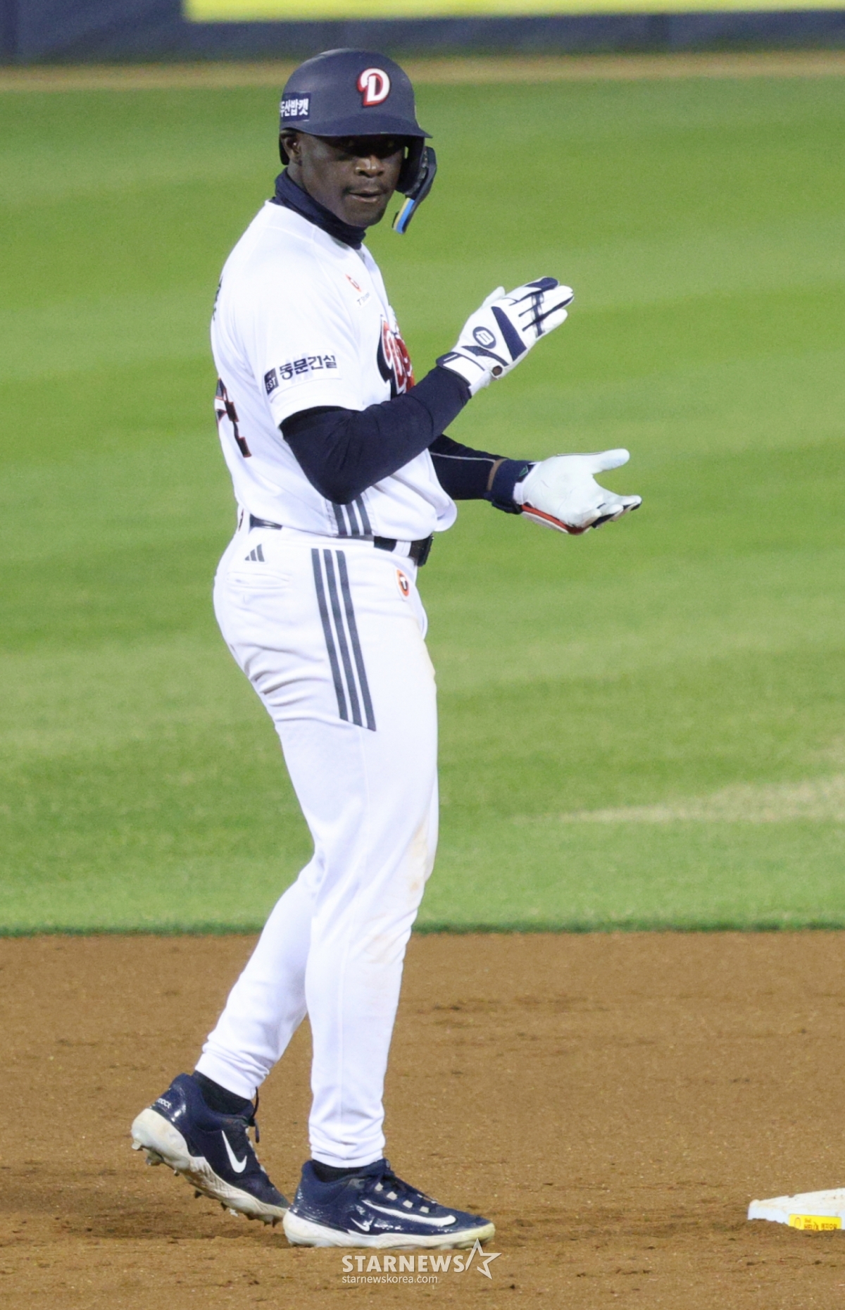 The 2026 Shinhan SOL KBO League Doosan Bears vs. Kiwoom Heroes game was held on the 7th at Seoul Jamsil Baseball Stadium. Doosan Cameron hit a double to right-center field in the bottom of the sixth inning with one out and first base occupied, reached base, and performed a ceremony. /Photo=Chief correspondent Kim Jin-kyung