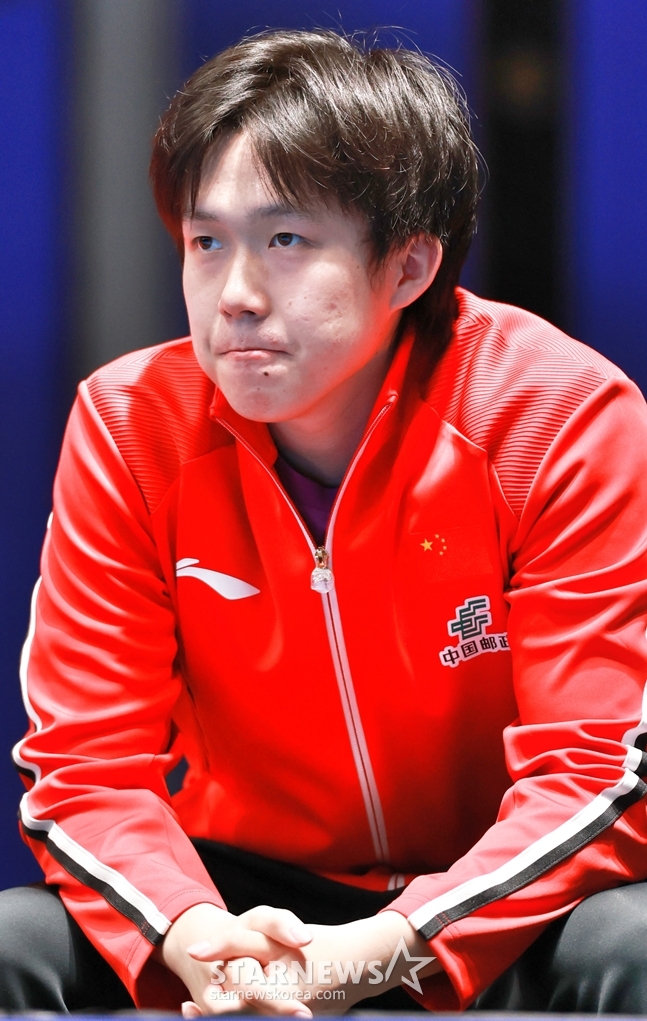 Wang Chuqin watching the match without participating in the game against South Korea. /Photo=Reuters=NEWS1