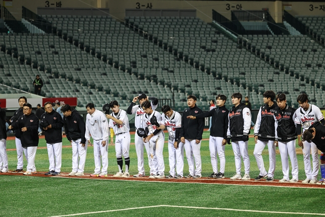 Players greeting fans immediately after the victory. /Photo=Ulsan Whales