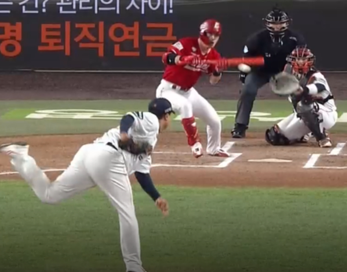 SSG's Choi Ji-hoon bunted for a surprise hit against Ryu Hyun-jin in the bottom of the 6th inning during the Hanwha game on April 30. /Photo=Broadcast screen capture