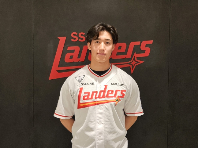 Hiramoto Kengo, signed by SSG Landers on the 5th as a temporary replacement for an injured player, poses for a photo after signing the contract. /Photo=SSG Landers
