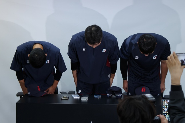 Lotte's Kim Se-min, Go Seung-min, and Na Seung-yeop (from left) expressed their apologies at a press conference held on the 5th ahead of the 2026 Shinhan SOL KBO League regular-season away game against KT Wiz at Suwon KT Wiz Park. /Photo=Provided by Lotte Giants