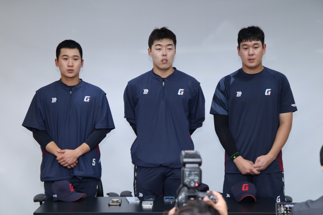 Lotte's Kim Se-min, Go Seung-min, and Na Seung-yeop (from left) expressed their apologies at a press conference held on the 5th ahead of the 2026 Shinhan SOL KBO League regular-season away game against KT Wiz at Suwon KT Wiz Park. /Photo=Provided by Lotte Giants