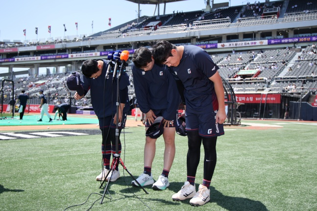 Lotte's Kim Se-min, Go Seung-min, and Na Seung-yeop (from left) expressed their apologies at a press conference held on the 5th ahead of the 2026 Shinhan SOL KBO League regular-season away game against KT Wiz at Suwon KT Wiz Park. /Photo=Provided by Lotte Giants
