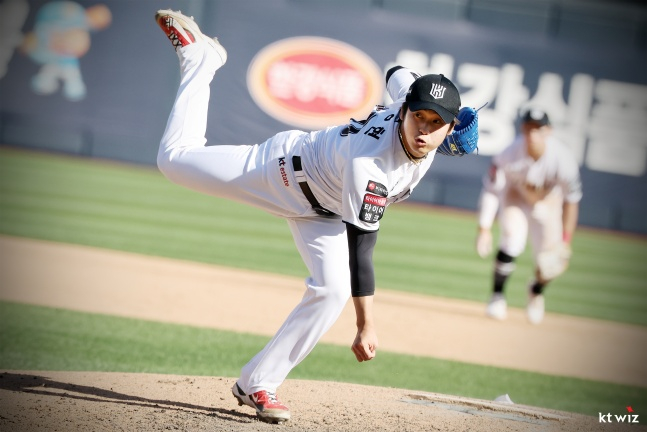 Park Young-hyun de KT lanza con esfuerzo en el partido contra Suwon Lotte el día 5. /Foto=proporcionado por KT Wiz