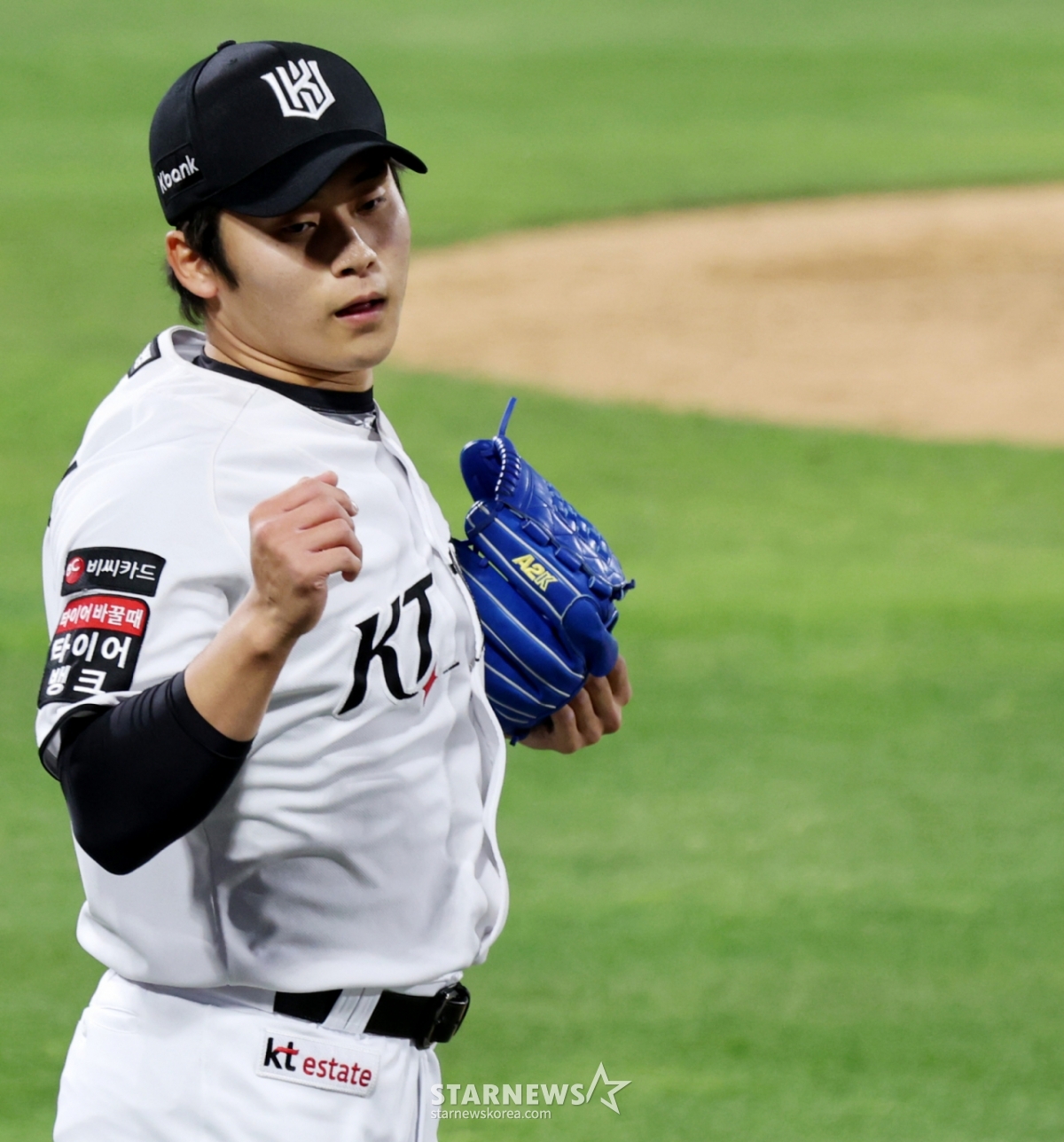 Park Young-hyun, cerrador de KT, celebra tras finalizar la entrada en el inicio de la novena entrada con una triple eliminación en el partido entre LG Twins y KT Wiz en el parque Suwon KT Wiz el día 29 de 2026. 2026.04.29. Park Young-hyun, cerrador de KT, celebra tras finalizar la entrada en el inicio de la novena entrada con una triple eliminación en el partido entre LG Twins y KT Wiz en el parque Suwon KT Wiz el día 29 de 2026. 2026.04.29. /Foto=reportero sénior Kang Young-jo