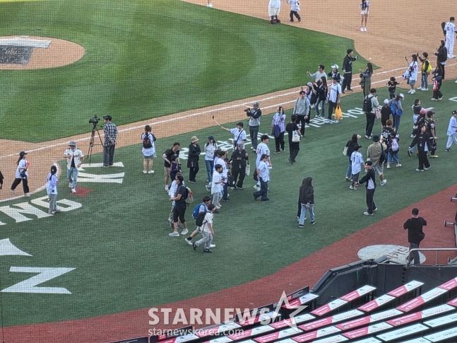 KT Wiz and Lotte Giants children fans participated together in the Kids Run Base Running event held after the game at Suwon KT Wiz Park on the 5th. /Photo=Reporter Kim Dong-yoon
