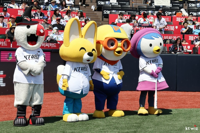 KT Wiz child fans and NC Dinos child fans are welcomed by KT mascot Big at the Kids Run Base Running event held at Suwon KT Wiz Park on Children's Day last year. /Photo=KT Wiz provided