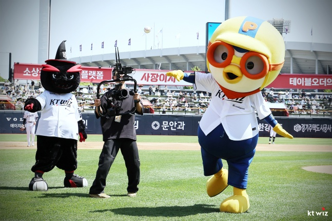 KT Wiz child fans and NC Dinos child fans are welcomed by KT mascot Ttori at the Kids Run Base Running event held at Suwon KT Wiz Park on Children's Day last year. /Photo=KT Wiz provided