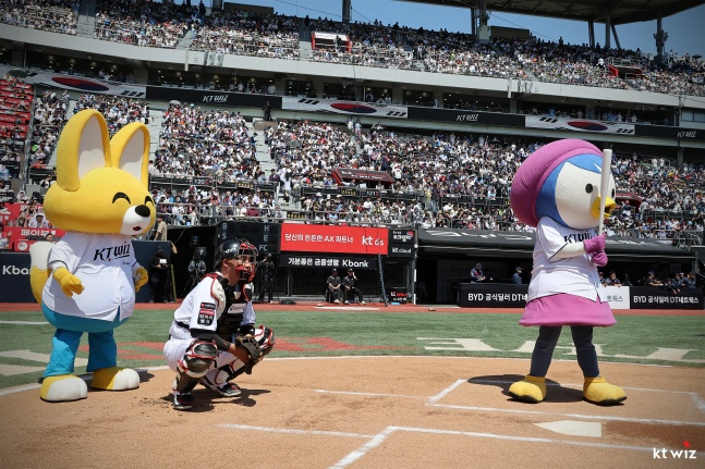 Popular character Pororo is throwing the ceremonial first pitch at the home game against Lotte Giants held at Suwon KT Wiz Park on the 5th. /Photo=KT Wiz provided