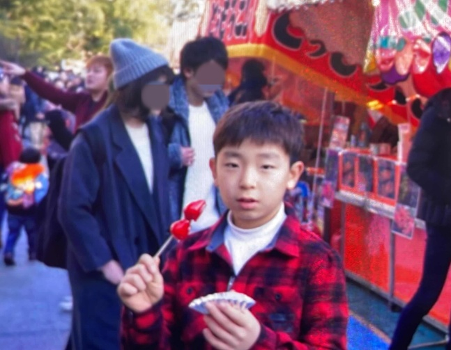 幼い頃、KTのイ·ガンミンが日本でタンフルを食べる姿。 /写真=KTウィズ提供