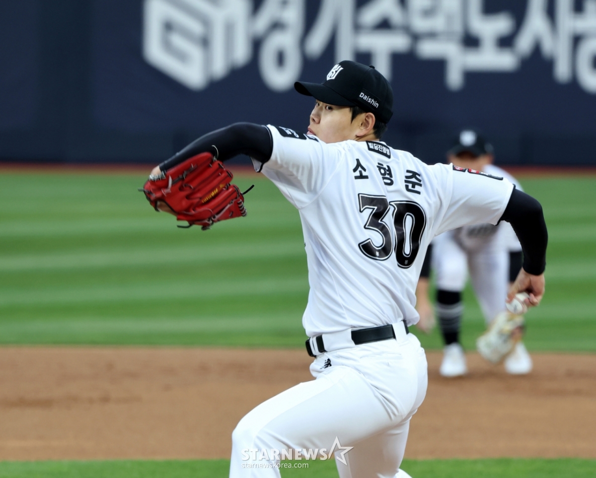 KT right-handed pitcher So Hyoung-jun is starting and pitching in the 2026 KBO League match between LG Twins and KT Wiz held at SuwonKT Wiz Park on the 29th. 2026.04.29. /Photo=Senior reporter Kang Young-jo