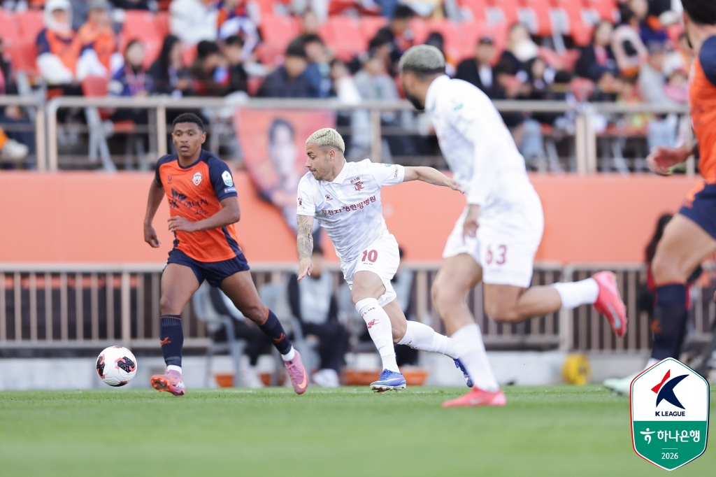 A scene from the match between Jeju SK and BucheonFC held at Jeju World Cup Stadium in April. /Photo=Korea Professional Football League