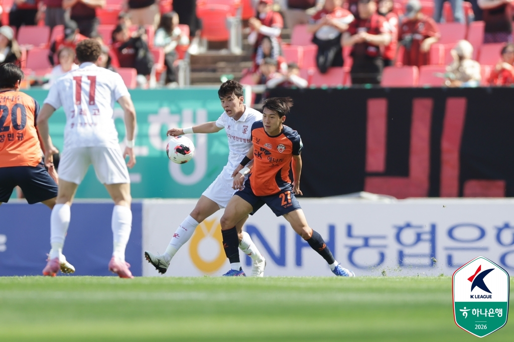 A scene from the match between Jeju SK and BucheonFC held at Jeju World Cup Stadium in April. /Photo=Korea Professional Football League