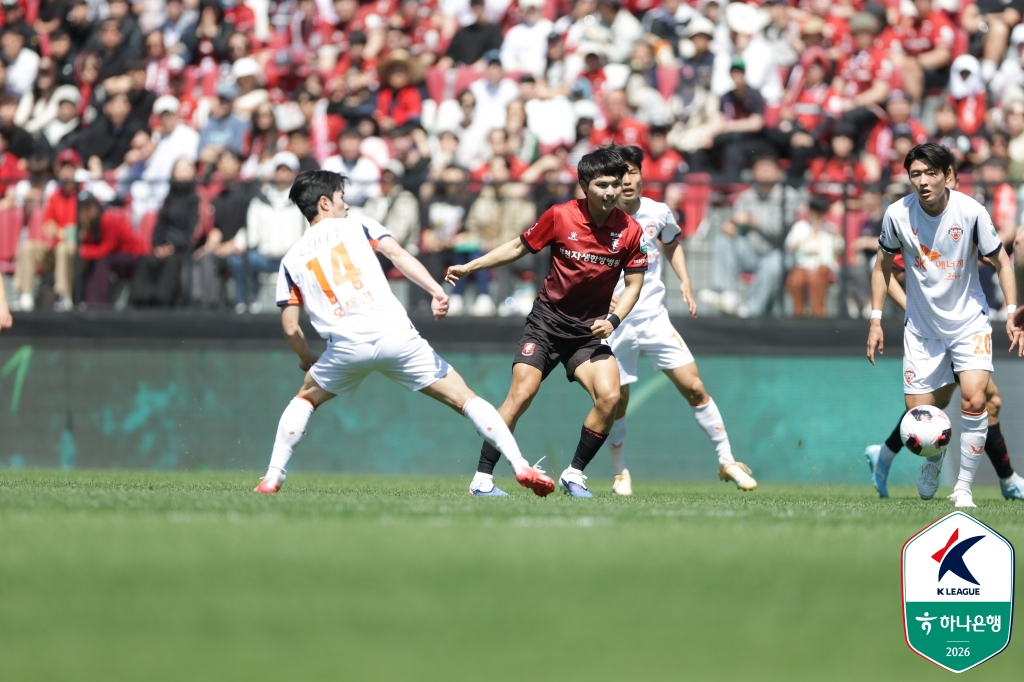 Players from both teams compete for the ball during the Hana Bank K League 1 2026 Round 12 match between BucheonFC and Jeju SK at Bucheon Sports Complex on the 5th. /Photo=Korea Professional Football League